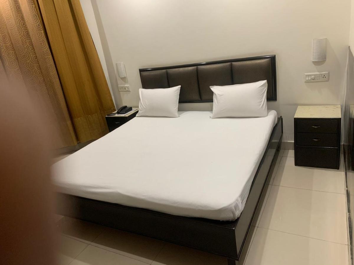 Hotel Raman'S Jagādhri Екстериор снимка