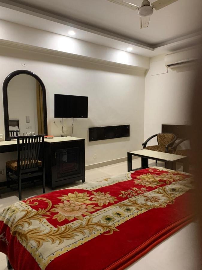 Hotel Raman'S Jagādhri Екстериор снимка