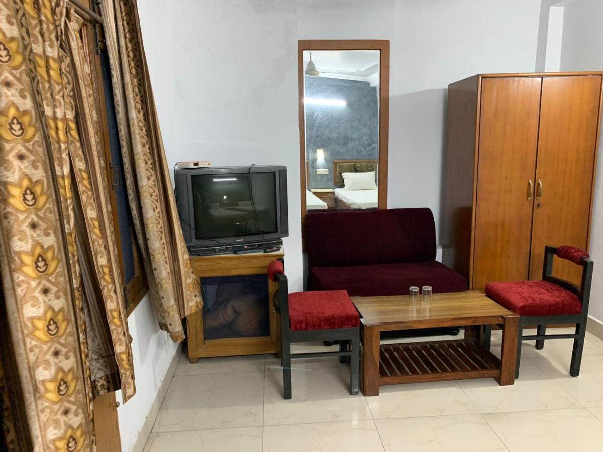 Hotel Raman'S Jagādhri Екстериор снимка