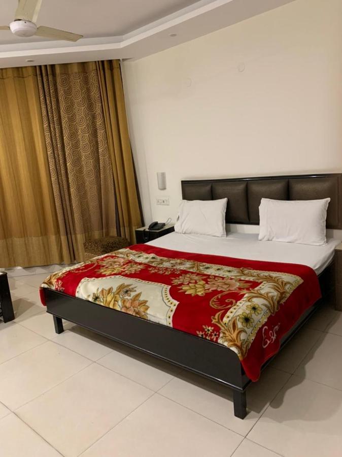 Hotel Raman'S Jagādhri Екстериор снимка