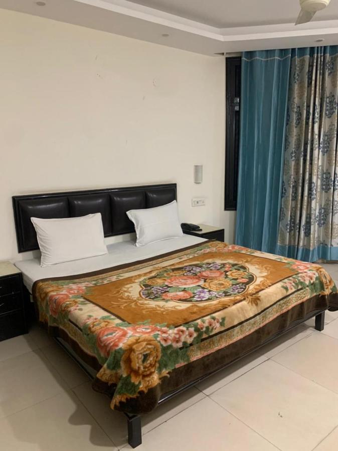Hotel Raman'S Jagādhri Екстериор снимка