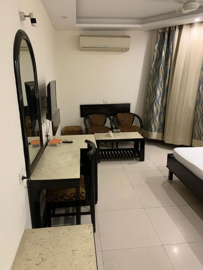 Hotel Raman'S Jagādhri Екстериор снимка